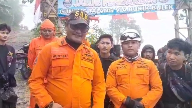 Petugas Siaga SAR Solok Selatan bersama unsur pemuda dan Pokdarwis serta pendaki. (Foto: Capture Video)
