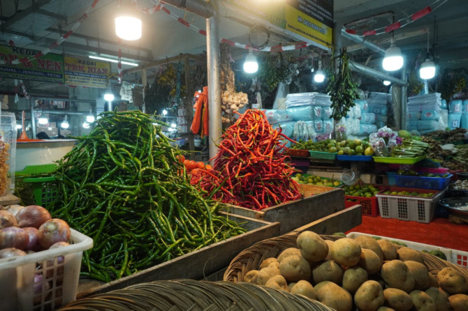 TURUN: Harga cabai di Pasar Pusat Padangpanjang terpantau turun sejak pekan kedua Desember ini.(YUWARDI/PADEK)