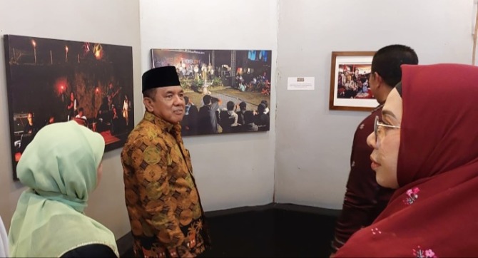 Kurator Galanggang Arang Edy Utama (dua dari kiri) mendampingi para pengunjung Pameran Foto Menduniakan Sawahlunto Mengenang Amran Nur di Galeri Temporer Museum Gudang Ransum, Kota Sawahlunto, kemarin. F: GANDA CIPTA/PADANG EKSPRES