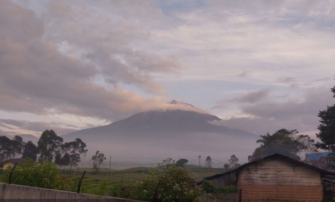 Balai Besar Taman Nasional Kerinci Seblat (BBTNKS) Kementerian Lingkungan Hidup dan Kehutanan membatasi pendakian Gunung Kerinci yang terletak di Sumbar dan Jambi, sejak Jumat (8/12/2023) sampai batas waktu yang tidak ditentukan. (Foto: PVMBG)