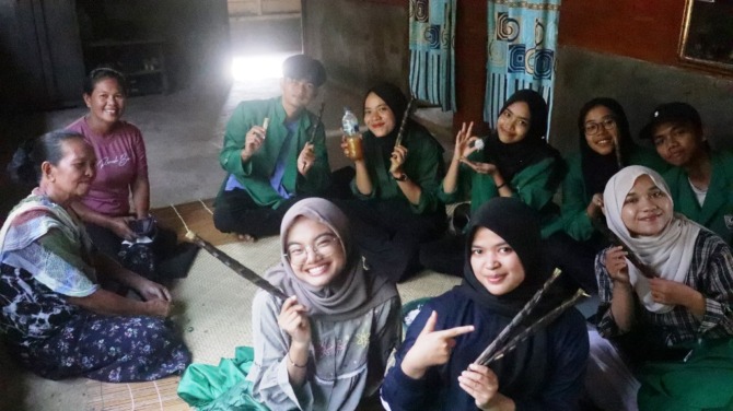 Tim UKM Penalaran di Mentawai
