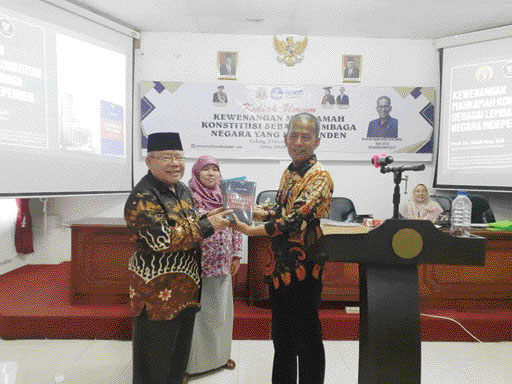 CENDERAMATA: Rektor Unes Prof Sufyarma Marsidin menyerahkan cenderamata kepada Wakil Ketua MK Saldi Isra usai memberikan kuliah umum di Rektorat Kampus Unes Sabtu (23/12).(HUMAS UNES)