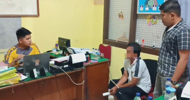 BEJAT: Oknum guru olahraga berinisial S (baju putih) saat menjalani pemeriksaan atas dugaan tindak pidana pencabulan anak bawah umur yang dilakukan terhadap muridnya, di Mapolres Agam, kemarin.(HUMAS POLRES AGAM FOR PADEK)