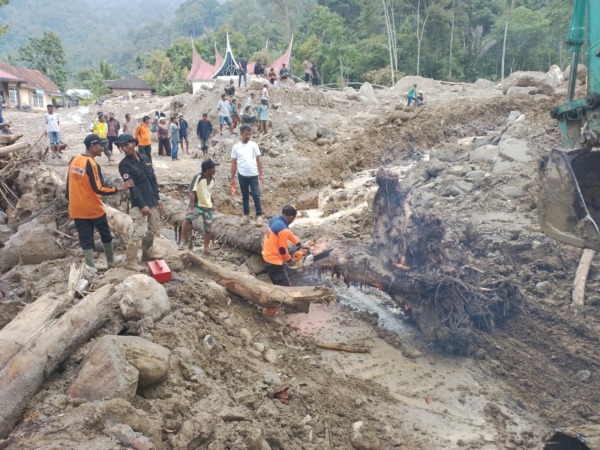 SISA BANJIR: Personel BPDB Agam bersama masyarakat membersihkan material banjir bandang yang melanda wilayah Sungairangeh, Nagari Bayua, Tanjungraya, kemarin.(BPBD AGAM FOR PADEK)