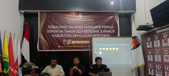 SOSIALISASI: KPU menggelar sosialisasi tahapan kampanye Pemilu 2024 bersama jurnalis di Kantor KPU Mentawai, kemarin (20/12).(ARIF/PADEK)