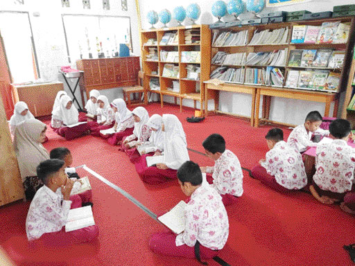 ANTUSIAS: Sejumlah murid SDN 01 Situjuah Gadang terlihat sedang asyik membaca di ruang perpustakaan. Ini bagian dari upaya pihak sekolah untuk menanamkan literasi kepada murid sejak dini.(TIM LAMAN GURU)