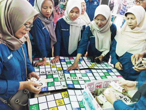 KEBERSAMAAN: Sejumlah tamu terlihat sedang asyik bermain scrabble. Ini merupakan salah satu media yang ada di Pondok Asa Kreatif milik Sesmi Anggia.(TIM LAMAN GURU)