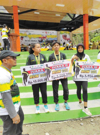 BIKIN BANGGA: Putri Angeli dan Dea Nita Putri tampil membanggakan SMPN 2 Kecamatan Luak usai menjadi Juara II dan III di Harau Run 10 K.(TIM LAMAN GURU)