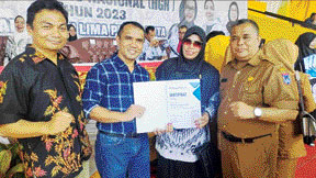 BANGGA: Kepala SDN 28 Payakumbuh, Wisma Diandra menerima penghargaan yang diserahkan Dirut Padang Ekspres, Mhd Nazir Fahmi disaksikan Pemred Rommi Delfiano dan Kadisdik Payakumbuh Dasril.(TIM LAMAN GURU)