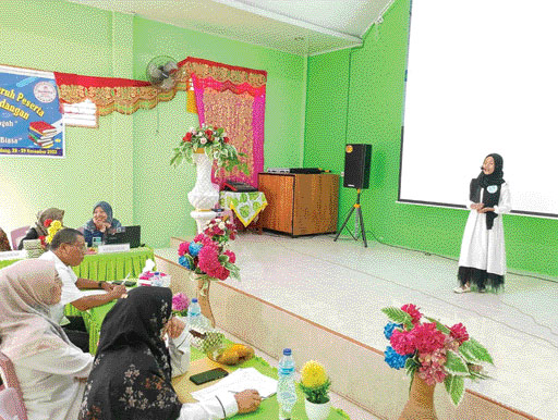 OPTIMISTIS: Salah satu peserta lomba bercerita tingkat SD se-Kecamatan Kototangah yang dilaksanakan pada 28-29 November 2023, tampil memukau.(TIM LAMAN GURU)