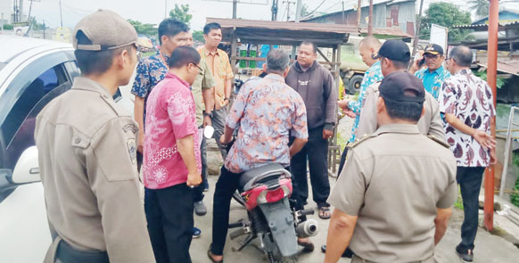 PENGAWASAN: Pemilik billboard yang terpasang di kawasan Kelurahan Batuangtaba Nan XX, Kecamatan Lubukbegalung, diberikan teguran karena keberadaan papan iklan yang diduga melanggar aturan, kemarin.(SATPOL PP KOTA PADANG FOR PADEK)