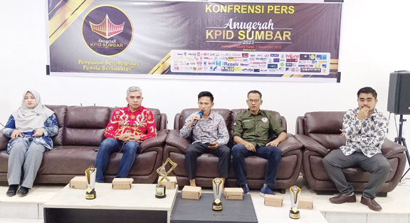 BERI KETERANGAN: PIC Malam Anugerah KPID Sumbar 2023 Edra Mardi bersama ketua, wakil dan komisioner KPID serta Komisioner KPI Pusat memaparkan kegiatan Malam Anugerah KPID Sumbar 2023, Kamis (7/12).(ERI M/PADEK)