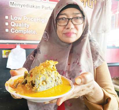 MENU FAVORIT: Gulai kepala ikan mas menjadi menu favorit yang banyak diburu masyarakat di Rumah Makan Karabu Baluik Siit, Payakumbuh Barat.(SY RIDWAN/PADEK)