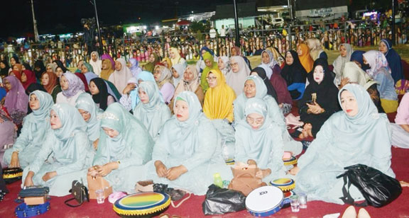 TAUSIAH: Wako Hendri Septa bersama Ustad Yahya Waloni (tengah) dan Ketua PKDP Padang Amril Amin saat tablig akbar, Sabtu (9/12).(PROKOPIM PADANG FOR PADEK)