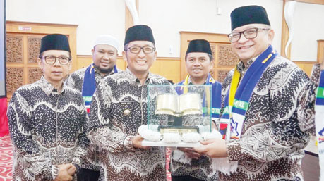 OPTIMISTIS: Wako Hendri Septa melepas kafilah Kota Padang untuk mengikuti MTQN ke-40 Tingkat Sumbar di Kabupaten Solsel, bertempat di Hotel Rocky Padang, Minggu (10/12).(PROKOPIM PADANG FOR PADEK)