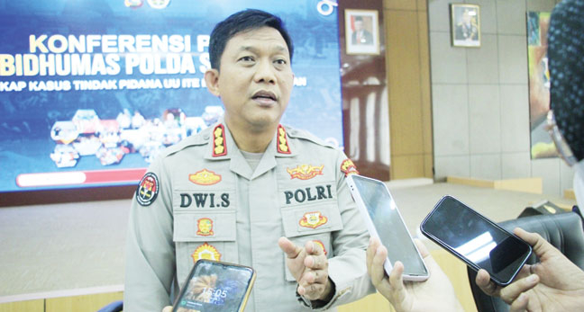 HARUS BERHATI-HATI: Kabid Humas Polda Sumbar Kombes Pol Dwi Sulistyawan saat diwawancarai awak media, beberapa waktu lalu.(DOKUMENTASI POLDA SUMBAR FOR PADEK)