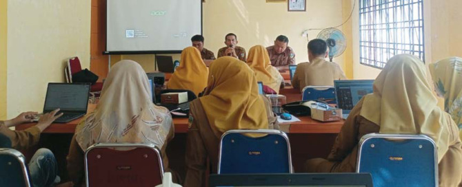 DIALOG: Penulis saat berdiskusi dengan sejumlah SMPN 32 Solsel membahas perkembangan pendidikan.(TIM LAMAN GURU)