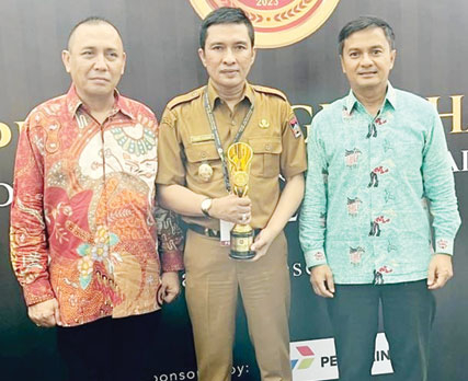 TERBAIK: Wawako Ekos Albar usai menerima IGA Award 2023, Selasa (12/12).(PROKOPIM PADANG FOR PADEK)