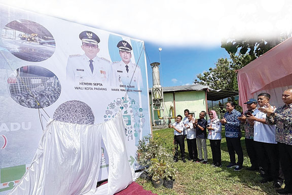 SIAP DIBANGUN: Wawako Padang Ekos Albar bersama jajaran dan stakeholder terkait mencanangkan lokasi TPST-RDF di TPA Airdingin, Rabu (13/12).(DISKOMINFO PADANG)