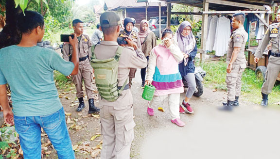 MENGGANGGU: Salah seorang badut diamankan oleh personel Satpol PP Kota Padang, Kamis (14/12) di perempatan Jalan Bypass, Lubuk Minturun, Kecamatan Kototangah karena diduga mengganggu aktivitas masyarakat di sekitar lokasi.(SATPOL PP KOTA PADANG FOR PADEK)