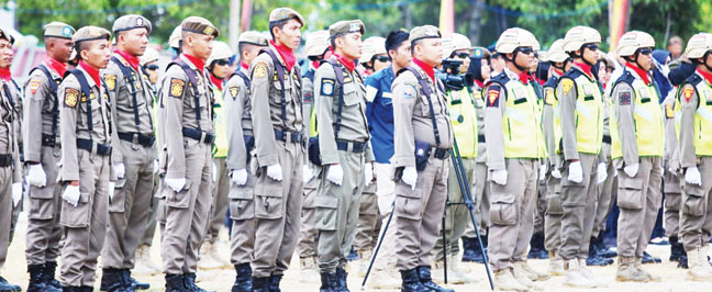APEL SENIN: Personel Satpol PP Kota Padang mengikuti kegiatan apel Senin di lapangan Mako Satpol PP Kota Padang, Jalan Tan Malaka, Padang, kemarin.(SATPOL PP KOTA PADANG FOR PADEK)