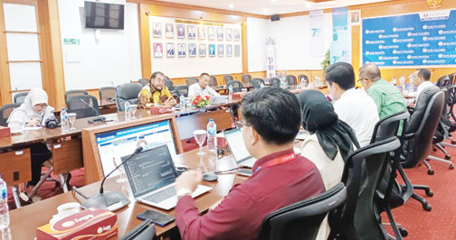 BERI APRESIASI: Anggota Komite IV DPD RI Leonardy Harmainy Dt Bandaro Basa kunjungan kerja ke Kantor Bank Indonesia Perwakilan Sumbar, Senin (18/12).(DOKUMEN PRIBADI)