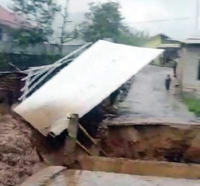 RUSAK INFRASTRUKTUR: Sebuah jembatan di Nagari Surian ambruk akibat banjir bandang yang melanda nagari itu, Rabu (20/12).(BPBD KABUPATEN SOLOK UNTUK PADEK)
