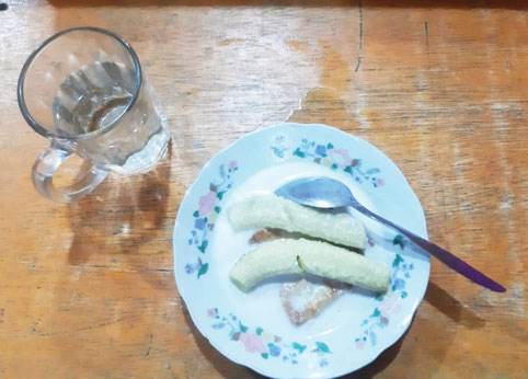 MAKANAN KHAS: Salah satu makanan khas yang patut dicoba jika ke Kota Bukittinggi yaitu pisang panggang HM Zen yang berdiri sejak 1965.(RIAN AFDOL/PADEK)