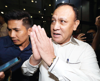 SURATI PRESIDEN: Ketua KPK Non Aktif KPK Firli Bahuri meninggalkan Gedung Dewas KPK, Kamis (21/12). Dewas KPK memeriksa Firli terkait pelanggaran etik.(FEDRIK TARIGAN/JPG)