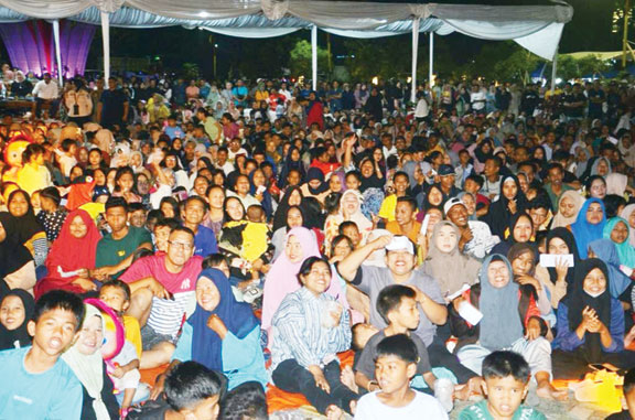 SEMARAK: Warga Kota Padang memadati Galanggang Balaikota Padang, Aiepacah untuk memeriahkan iven Sumarak Galanggang Rang Mudo, Sabtu (23/12) malam.(PROKOPIM PADANG FOR PADEK)