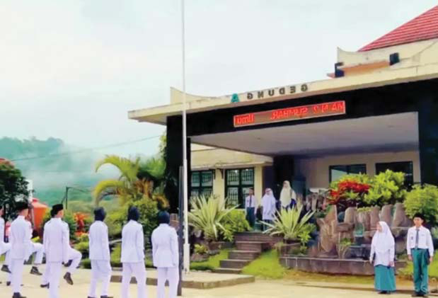 PRESTASI: Aktivitas latihan paskibrakan di SMAN 2 Sumbar yang kini menjadi salah satu sekolah yang lolos lolos untuk Adiwiyata tingkat Kabupaten Solok.(TIM LAMAN GURU)