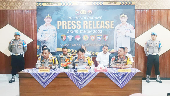BERI KETERANGAN: Kapolresta Padang Kombes Pol Ferry Harahap memberikan keterangan kepada wartawan terkait rilis akhir tahun Polresta Padang, kemarin.(SUYUDI/PADEK)