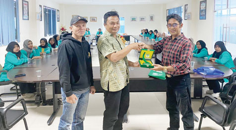 CENDERAMATA: Pemred Padang Ekspres Rommi Delfiano didampingi Redaktur Padang Ekspres Zulkarnaini, menerima cenderamata dari Jurusan Ilmu Komunikasi Unidha, kemarin.(ADETIO/PADEK)