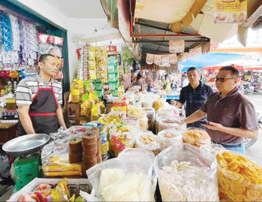 PANTAU HARGA: Pj Wako Payakumbuh, Jasman Rizal meninjau harga kebutuhan pokok di Pasar tradisional Ibuah, Minggu (24/12).(BAGIAN PROTOKOLER DAN DOKUMENTASI PAYAKUMBUH FOR PADEK)