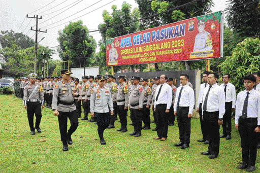 SIAP BERTUGAS: Kapolres Agam AKBP Muhammad Agus Hidayat memimpin apel gelar pasukan Operasi Lilin Singgalang 2023 di Mapolres Agam, Kamis (21/12).(HUMAS POLRES AGAM FOR PADEK)