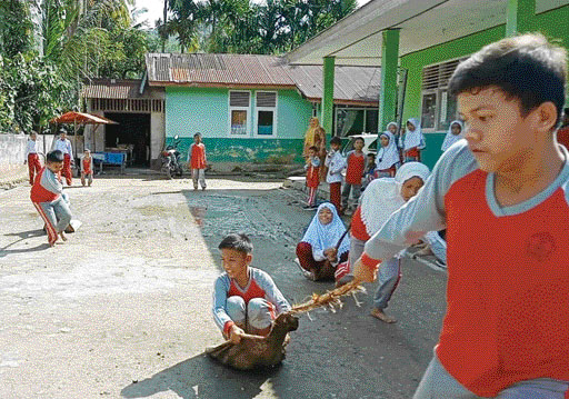 DILESTARIKAN: Para murid UPTD SD Negeri 01 Tarantang terlihat aktif dalam permainan tradisional saat kegiatan class meeting.(TIM LAMAN GURU)