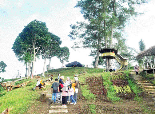 AMAN DAN NYAMAN: Sejumlah warga menikmati objek wisata Panorama Baru di Kota Bukittinggi, Senin (15/1).(RIAN AFDOL/PADANG EKSPRES)