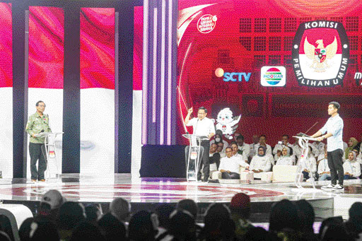 ADU PIKIRAN: Cawapres nomor urut 1 Muhaimin Iskandar (tengah), cawapres nomor urut 2 Gibran Rakabuming Raka (kanan), dan cawapres nomor urut 3 Mahfud MD (kiri) saat mengikuti debat cawarpres di Jakarta Convention Center, Jakarta, Minggu (21/1). (SALMAN TO