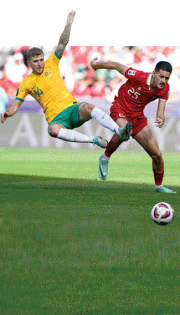 SUDAH BERJUANG: Gelandang timnas Indonesia Justin Hubner (kanan) berusaha merebut bola dari salah seorang pemain Australia pada babak 16 besar Piala Asia 2023 Qatar. Hubner salah satu dari 11 pemain timnas senior di Piala Asia 2023 yang usianya masih di b