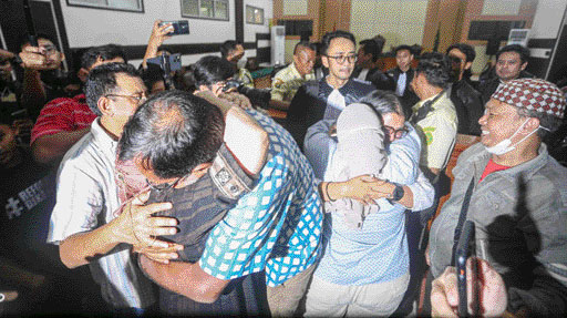 SETARA DI MATA HUKUM: Terdakwa Direktur Lokataru Haris Azhar dan mantan Koordinator KontraS Fatia Maulidiyanti disambut pelukan hangat para kerabat dan sejawat, usai sidang putusan di Pengadllan Negeri (PN) Jakarta Timur, Senin (8/1).(MIFTAHUL HAYAT/JAWA