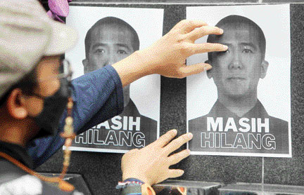 EMPAT TAHUN BERLALU: Aktivis Indonesia Corruption Watch (ICW) memajang foto poster Harun Masiku di depan gedung Merah Putih KPK Kuningan Jakarta, Senin (15/1).(MUHAMAD ALI/JAWAPOS)
