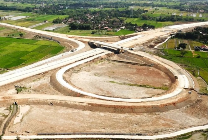 Progres pembangunan Jalan Tol Yogyakarta-Solo terus menunjukkan kemajuan. Hingga akhir Januari 2024, pembangunan ruas Kartasura-Klaten telah mencapai 93,2%, sedangkan ruas Klaten-Purwomartani telah mencapai 62,3%.(Foto: BPJT)