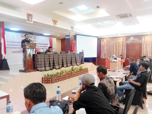 RAKOR: Plh Ketua Bawaslu Agam memberi arahan saat membuka Rakor Penyelenggaraan Penanganan Pelanggaran Logistik Pemilu 2024 di Hotel Sakura Syariah Lubukbasung, Senin (29/1).(PUTRA/PADEK)