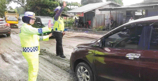 PENGATURAN: Kasat Lantas Polres Kampar AKP Viola Dwi Anggreni saat melakukan Gatur di KM38 Desa Simalinyang, Kecamatan Kampar Kiri Tengah, Kabupaten Kampar.(SATLANTAS POLRES KAMPAR UNTUK RIAUPOS)