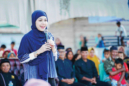 BERBUAT: Anggota Komisi V DPR RI Athari Gauthi Ardi bersama warga Sungaipisang Padang, Minggu (21/1) lalu.(TIM ATHARI UNTUK PADEK)