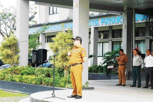 BERI ARAHAN: Penjabat Wali Kota Payakumbuh Jasman Rizal saat memimpin apel perdana tahun 2024 di Balai Kota Payakumbuh, kemarin.(PEMKO PAYAKUMBUH UNTUK PADEK)