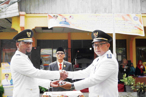 AMANAH: Serah terima jabatan Camat Akabiluru disaksikan Bupati Limapuluh Kota, Safaruddin Datuak Bandaro Rajo, kemarin.(DISKOMINFO LIMAPULUH KOTA UNTUK PADEK)