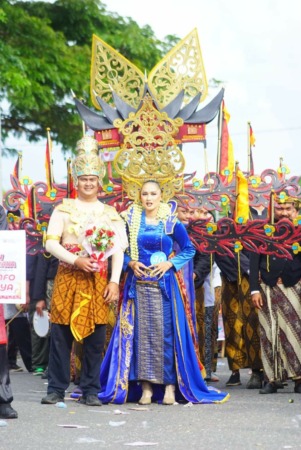warga antusias ikuti pawai Pawai Budaya HUT Dharmasraya ke-20.(ita/Padek)