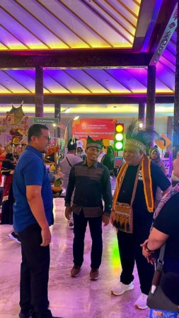 DISKUSI: Pj. Wali Kota Sawahlunto Zefnihan berdialog dengan pemandu kontingen daerah lain dalam ajang Karisma Event Nusantara (KEN) Festival 2024 di Sasono Langen Budoyo Taman Mini Indonesia Indah (TMII) Jakarta, Sabtu (27/1).(DOKUMEN KOMINFO SAWAHLUNTO)