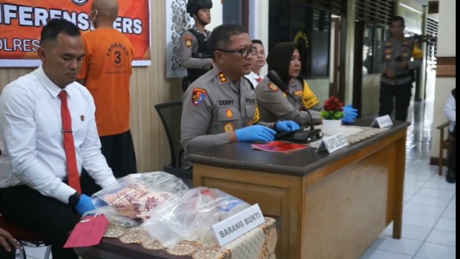 KORBAN: Polres Tanahdatar merilis ungkapan kasus Caleg DPRD Sumbar dari PPP menjadi korban penyiraman air keras di Mapolres setempat, Senin (8/1).(POLRES TANAHDATAR FOR PADEK)